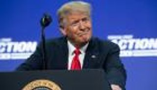 ترامب وتويتر.. المنصة المفضلة للرئيس تحرجه مجددا