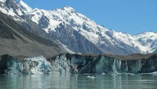 نهر جليدي في نيوزيلندا 