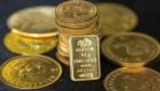 "تسونامي التحفيز" يضع الذهب عند قمة 8 سنوات