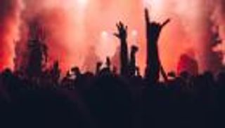 إنقاذ سيدة من الموت بعد الغناء بصوت عال.. لم يضربها المستمعون