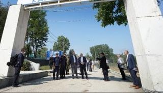 جوزيف بوريل ووزير خارجية اليونان خلال زيارة الحدود التركية اليونانية