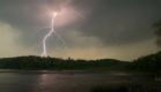 البرق يقتل 33 شخصا خلال عواصف موسمية في الهند