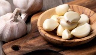 أضرار تناول الثوم بكميات كبيرة