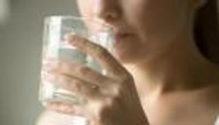 الماء والملح وكورونا.. كيف تخفف حدة الأعراض المبكرة؟