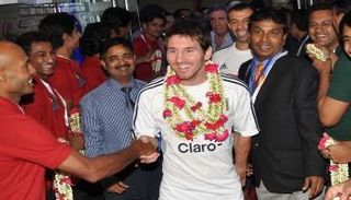 ميسي أثناء زيارته لبنجلاديش 