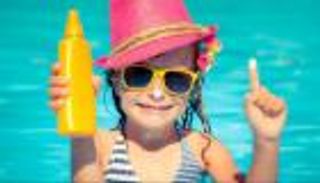 كيف تحمي طفلك من أشعة الشمس؟.. إليك القواعد