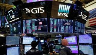 متعاملون أثناء التداول في البورصة الأمريكية - أرشيفية