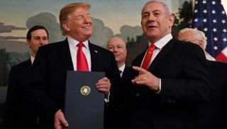 ترامب ونتنياهو والفريق الأمريكي-أرشيفية