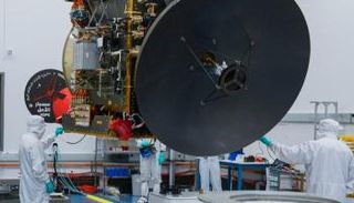 تجهيز مسبار الأمل قبل نقله إلى محطة الإطلاق 