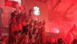 بسبب كورونا.. الشرطة الإنجليزية تتوسل لجماهير ليفربول