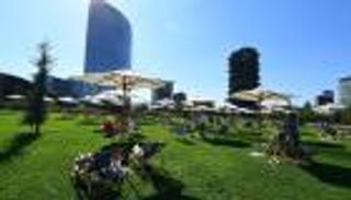 شاطئ بلا مياه.. ميلانو تمحو عواقب كورونا بـ"رحلة النسيان"