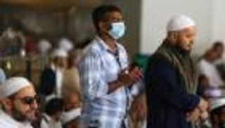 "الإفتاء المصرية" تجيز الصلاة بالكمامة.. ونصائح شرعية في زمن كورونا