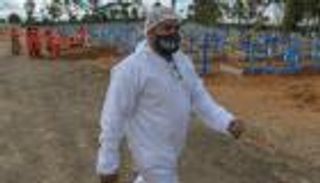 "لا تأخذوا أمي".. حفار قبور يروي مآسي كورونا