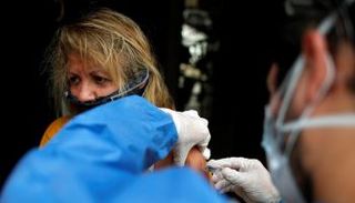 امرأة تتلقى تطعيما للوقاية من كورونا 