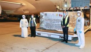 الطائرة تحتوي على 15 طنا من المساعدات الطبية والغذائية