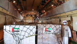 جانب من المساعدات الإماراتية خلال عملية الشحن