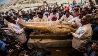 علماء آثار يفتحون ناووسا في الأقصر بمصر - أرشيفية