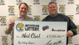 الحظ طرق بابه مرتين.. رجل يفوز بـ8 ملايين دولار في اليانصيب