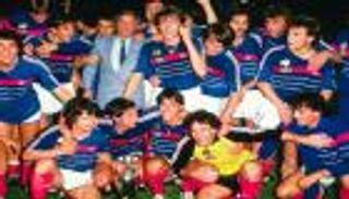 بالصور.. حكاية قميص أنيق صنع مجد منتخب فرنسا قبل 36 عاما