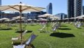 للهروب من كورونا.. ميلانو تبتكر شاطئ خاص بين ناطحات السحاب