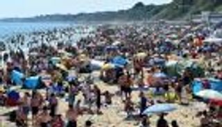 حشود "صادمة" تغزو شواطئ بريطانيا.. والشرطة تطارد المصطافين