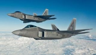 طائرتان من طراز إف-22 الأمريكية 