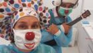 المهرجون يتعايشون مع كورونا.. عروض "أطباء الروح" تنتقل للإنترنت