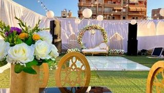 قاعة زفاف بعد تجهيزها فوق سطح أحد المنازل