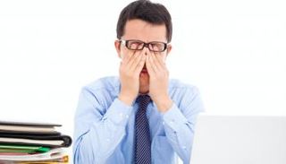 متلازمة عين المكتب تؤدي للشعور بحرقان في العين