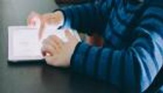 المخاطر تحاصر الأطفال على الإنترنت.. إليك طريقة الحماية