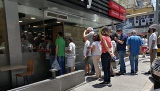 الطوابير باتت ظاهرة في شوارع لبنان 