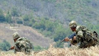 عنصران من الجيش الجزائري في عملية تمشيط - أرشيفية