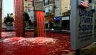 المياه تتدفق بلون الدم في ساحة ترامب بإسرائيل احتجاجا على الضم