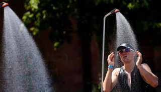 شرب السوائل ضمن طرق الوقاية من الحرارة العالية