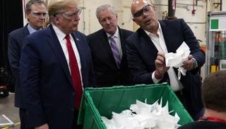 الرئيس الأمريكي دونالد ترامب يتفقد إحدى المنشآت الطبية