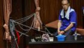 شجار في برلمان تايوان بعد إغلاقه بالسلاسل 