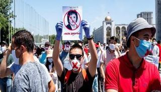 جانب من المظاهرة التي شهدتها العاصمة بشكيك ضد القانون - أ ف ب