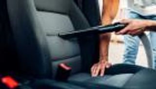 6 نصائح قبل شرائك مكنسة كهربائية لتنظيف السيارة