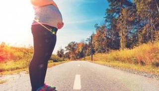 لبن الأم يساعد في تقليل المشكلات الصحية لدى الجنين