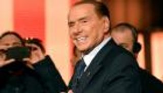 برلسكوني يعيش في فيلا مخرج شهير بعد إعارة "بلا مقابل"