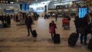 الإفراج عن راكبين عطّلا إقلاع طائرة لـ"حماية المناخ"