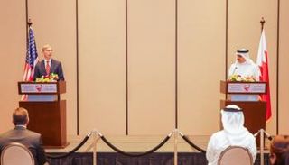 جانب من المؤتمر الصحفي لوزير خارجية البحرين والمبعوث الأمريكي