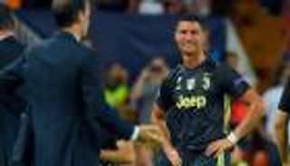 هدية غير تقليدية.. كيف تخلص رونالدو من أولى أزمات يوفنتوس؟