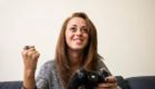 "لاعبات للإيجار".. فتيات للعب على الإنترنت