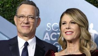 الممثل الأمريكي توم هانكس وزوجته