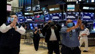  متعاملون أثناء التداول في بورصة نيويورك - رويترز 