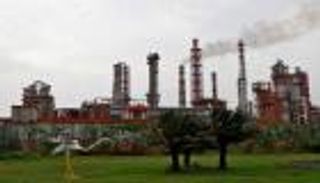 رغم المخاوف.. أسعار النفط تصعد مع تراجع المخزون الأمريكي