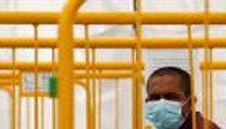 سنغافورة تكافح كورونا بأجهزة تعقب "غير متصلة" بالإنترنت