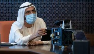الشيخ محمد بن راشد آل مكتوم يتأمل نموذجا لمسبار الأمل