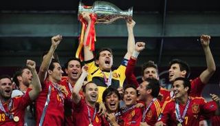 كاسياس يحمل يورو 2012